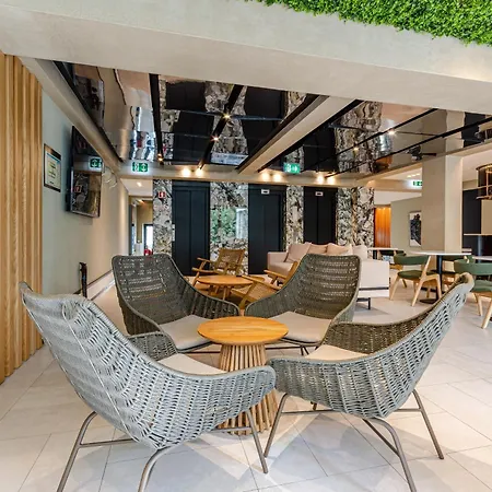 Omid Saldanha 호텔